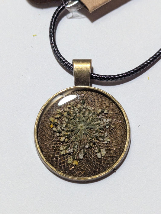 Pressed Queen Anne's Lace Necklace – Handmade Botanical Pendant, Real Flower Jewelry Gift